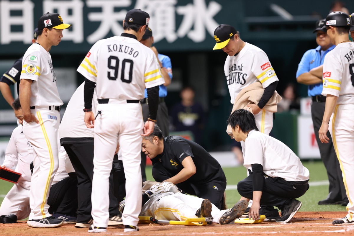 顔面に死球を受けたソフトバンク・石塚綜一郎【写真：栗木一考】