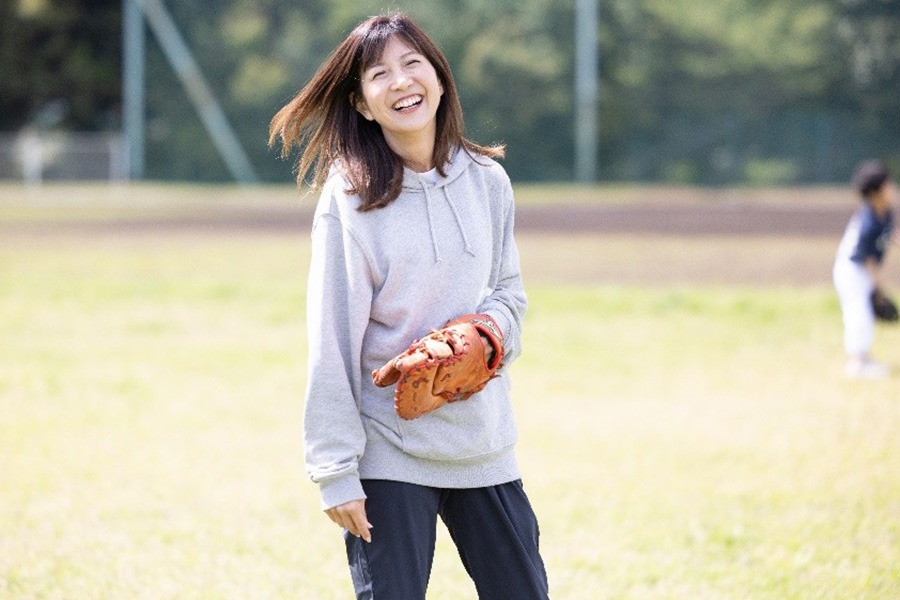 自身の少年野球での体験を本にまとめた根本美緒さん【写真：竹書房提供】