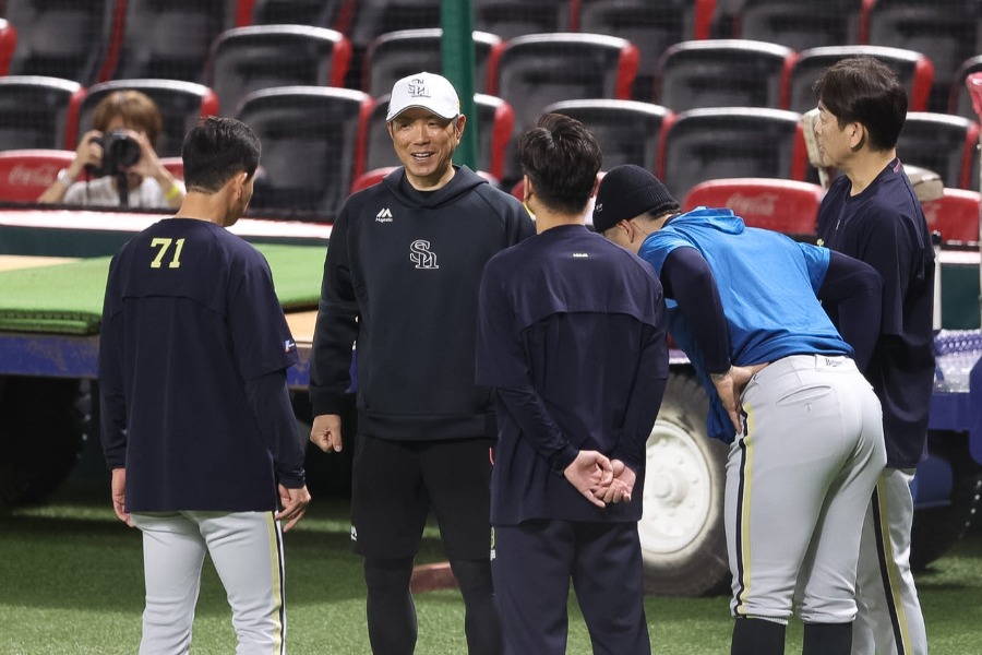 小久保裕紀監督(中央)に謝罪したアンドレス・マチャドと岸田護監督【写真:栗木一考】