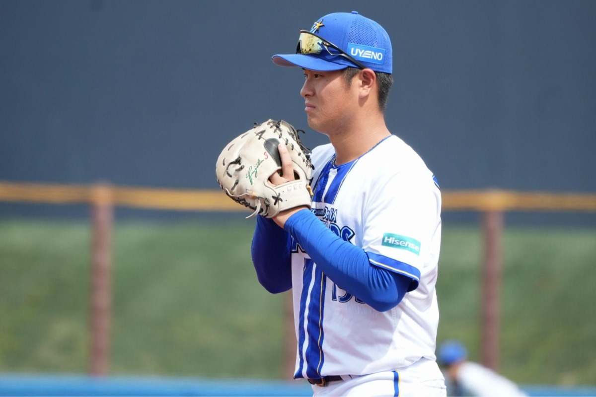 一塁守備では、藤田コーチのファーストミットを使用【写真：町田利衣】