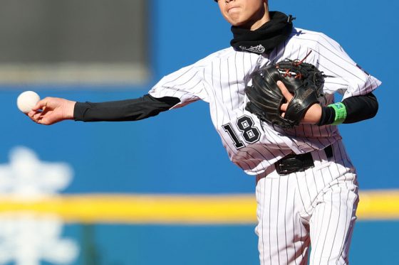 内野手に必須…スナップスローのコツは？　送球の“抜け”を防ぐ「ジャイロ回転」