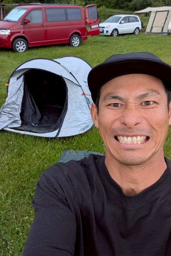 チームメートと一緒にキャンプに出掛ける貴重な体験も【写真：本人提供】