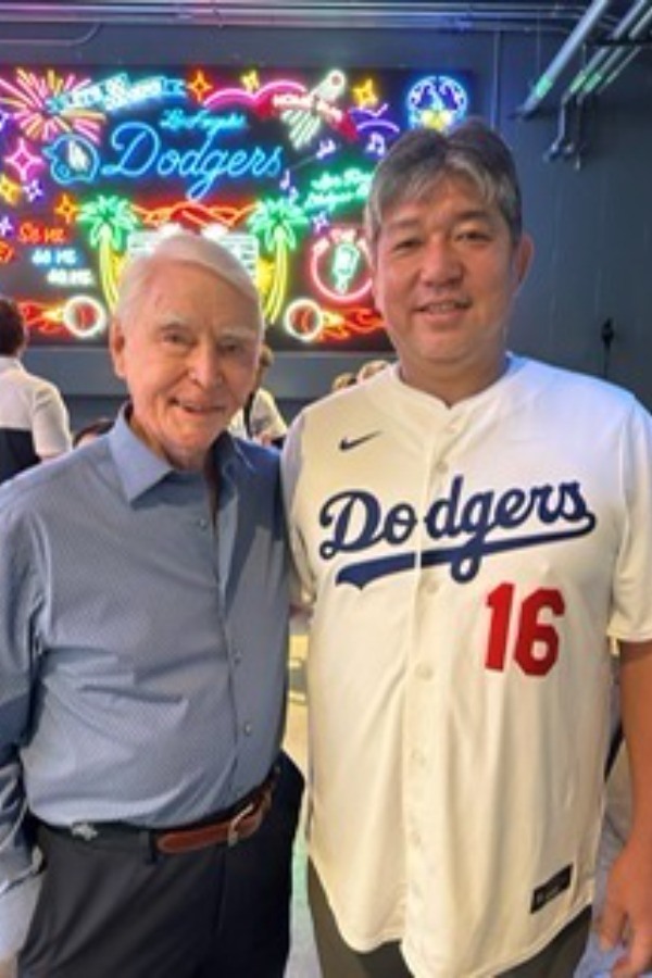 昨季、ドジャースタジアムで再会したフレッド・クレア氏（左）と野茂英雄氏【写真：クレア氏提供】