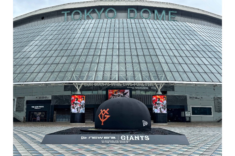 ビッグキャップバルーンがゲート前に登場【写真提供：ニューエラジャパン合同会社】