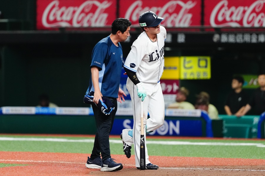 26日の試合では第4打席で自打球が2度左足を直撃した【写真：黒澤崇】