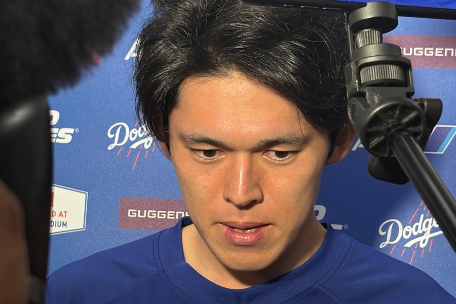 試合後、取材に応じるドジャース・佐々木朗希【写真：真柴健】