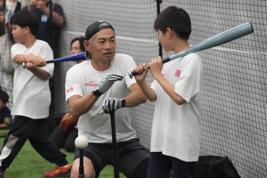 子どもたちと交流したイチロー氏【写真：藤岡雅樹】