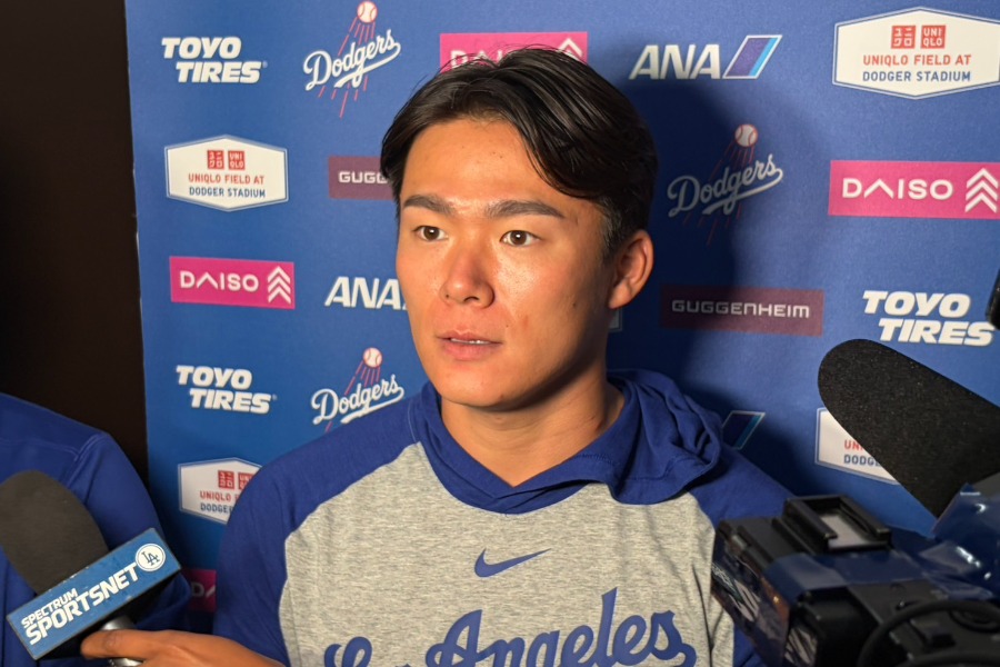 試合後の取材に応じたドジャース・山本由伸【写真：真柴健】