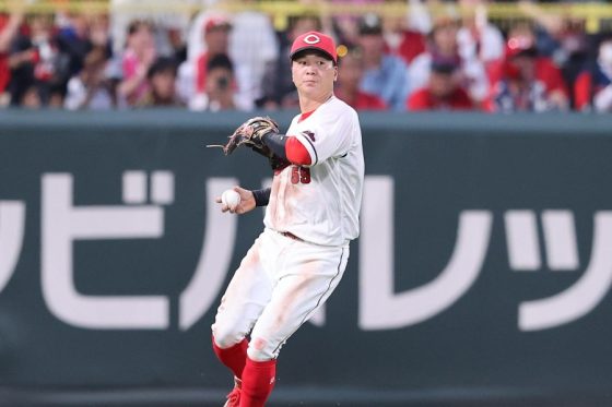 阪神打者もお手上げ…「やっっっっっっっば」　安打阻止の衝撃美技、NHK解説も「言うことない」