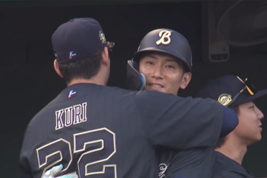 オリックス・西川龍馬（右）と九里亜蓮【画像：パーソル パ・リーグTV】