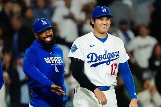 大谷翔平が“先頭”で称えたド軍ナイン　ヒーロー出迎え拍手、試合直後に捉えた瞬間