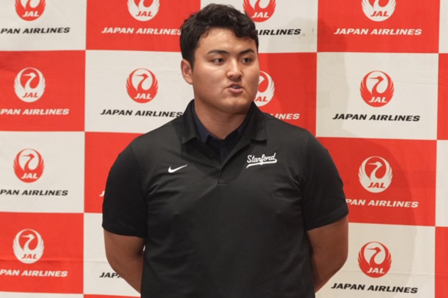 報道陣の取材に対応したスタンフォード大・佐々木麟太郎【写真：森大樹】