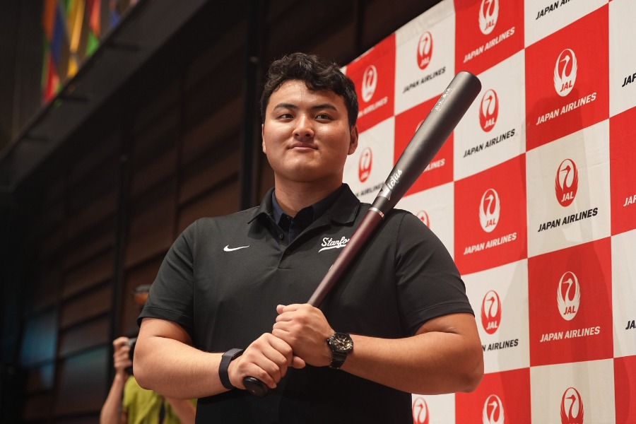 報道陣の取材に対応したスタンフォード大・佐々木麟太郎【写真：森大樹】