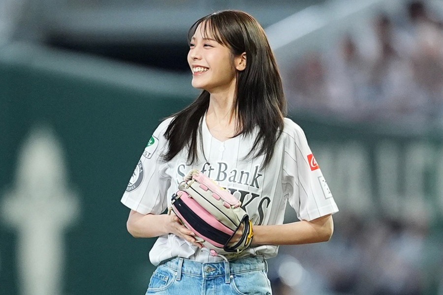 始球式に登場したモデルでタレントの貴島明日香さん【写真:小林靖】