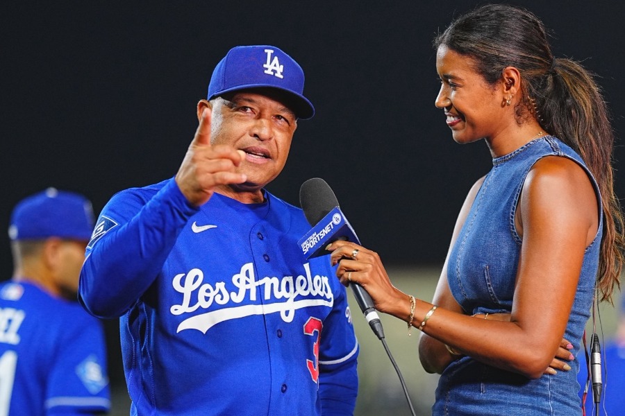 アスレチックス戦で指揮を執ったドジャースのデーブ・ロバーツ監督【写真:荒川祐史】