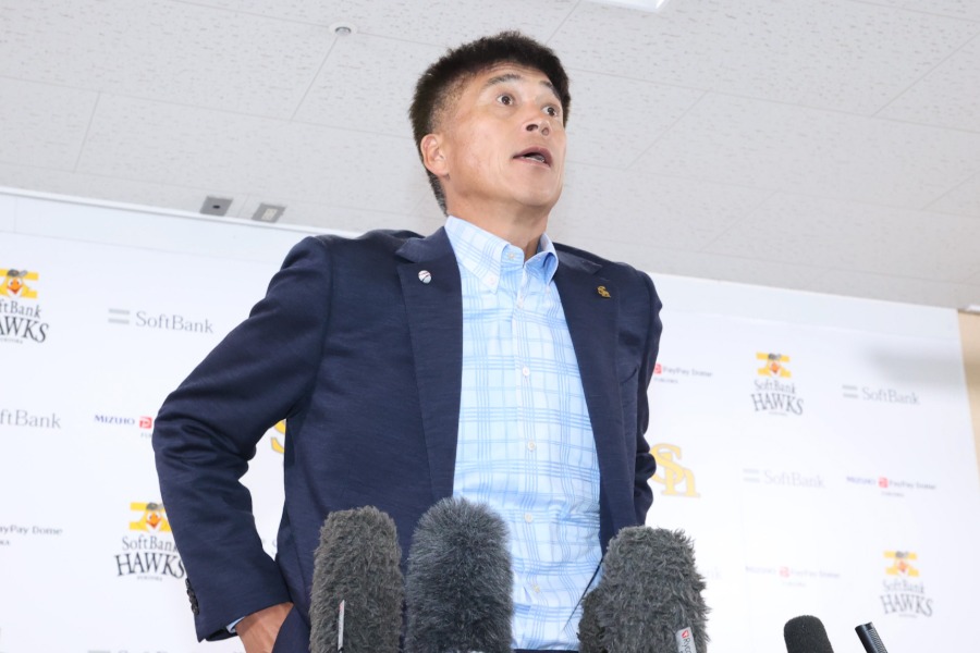 取材に応じるソフトバンク・城島健司CBO【写真：栗木一考】