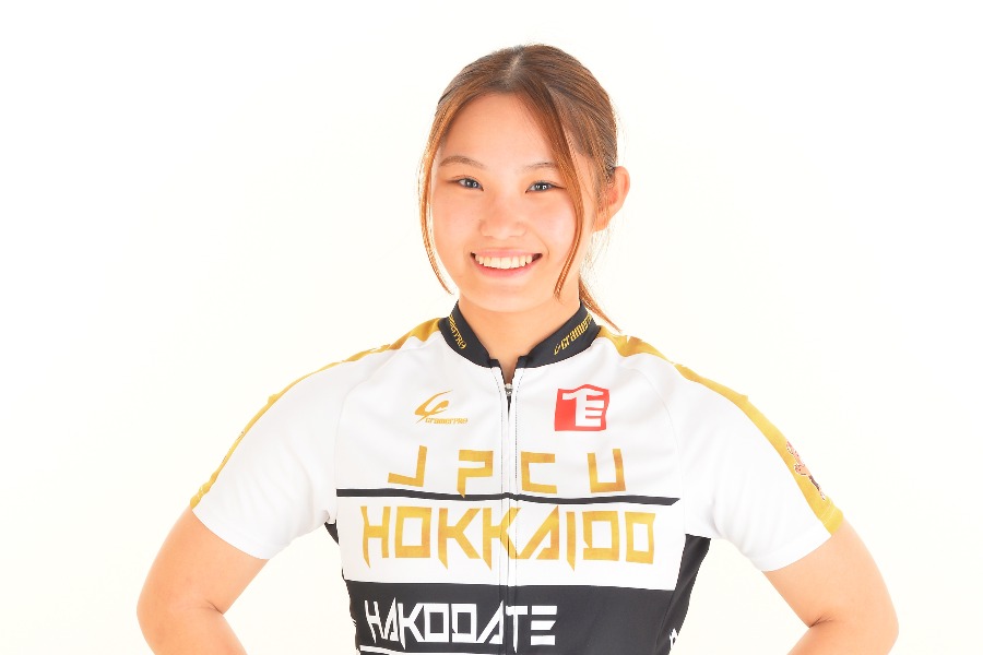 4日の試合前にファーストピッチを行う女子競輪選手の神戸暖稀羽さん【写真：球団提供】