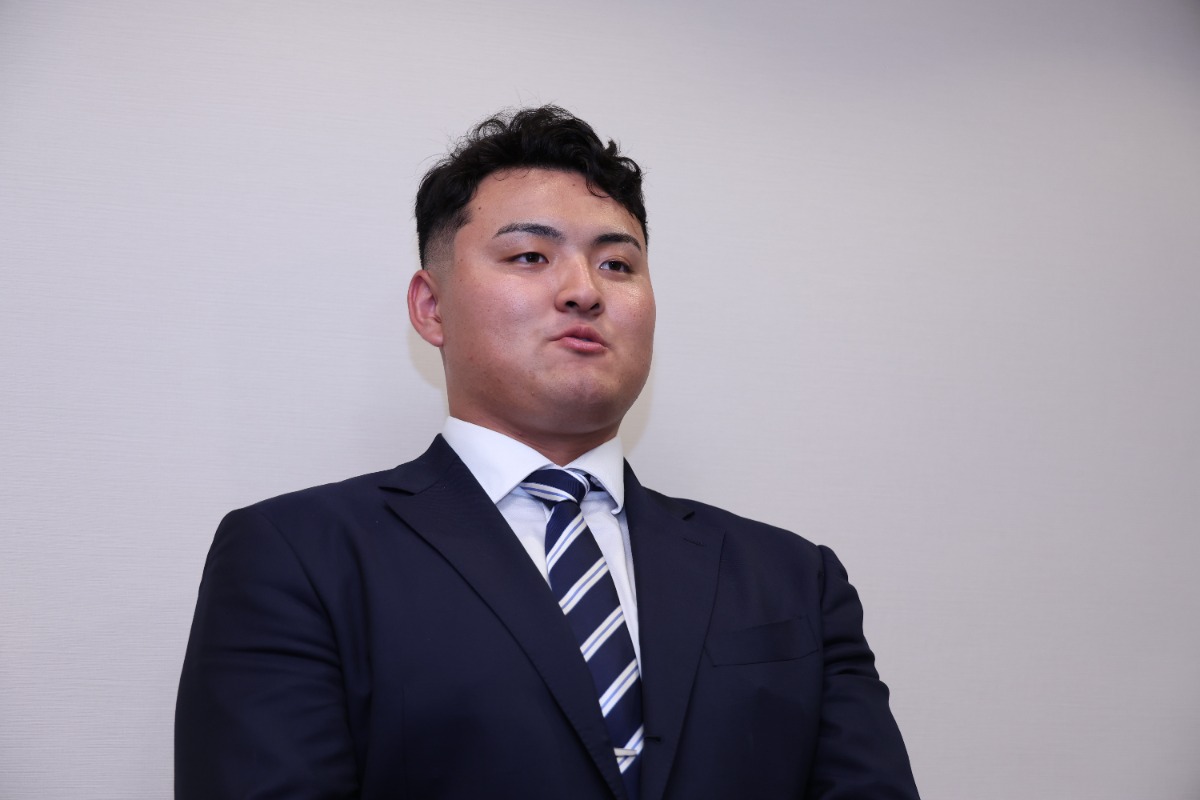 囲み取材に応じたスタンフォード大・佐々木麟太郎