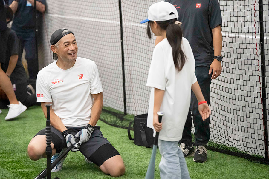 子どもたちの指導では笑顔も見せた【写真：藤岡雅樹】