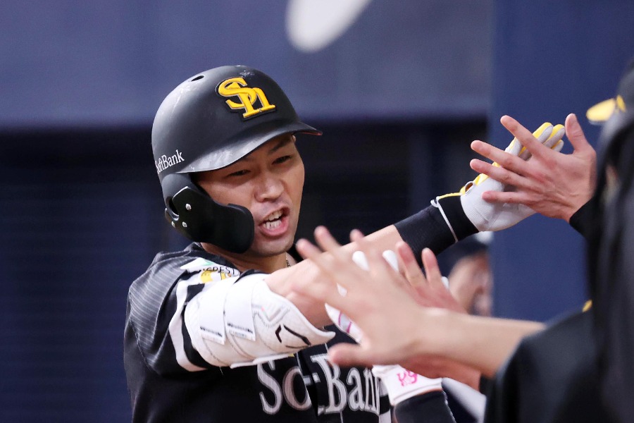ソフトバンク・中村晃【写真：栗木一考】