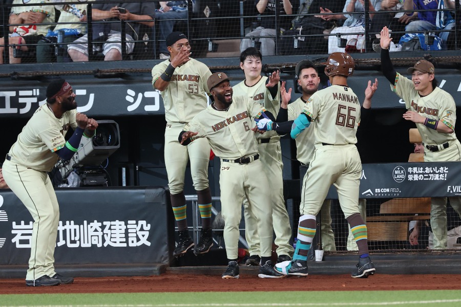 初回先頭からの4者連続本塁打に沸き立つ日本ハムナイン【画像：産経新聞社】