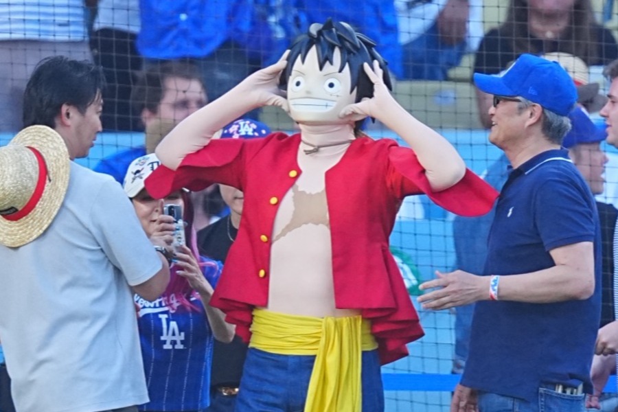 ドジャース戦で「ONE PIECE Night」が開催され、始球式にルフィが登場した【写真：荒川祐史】
