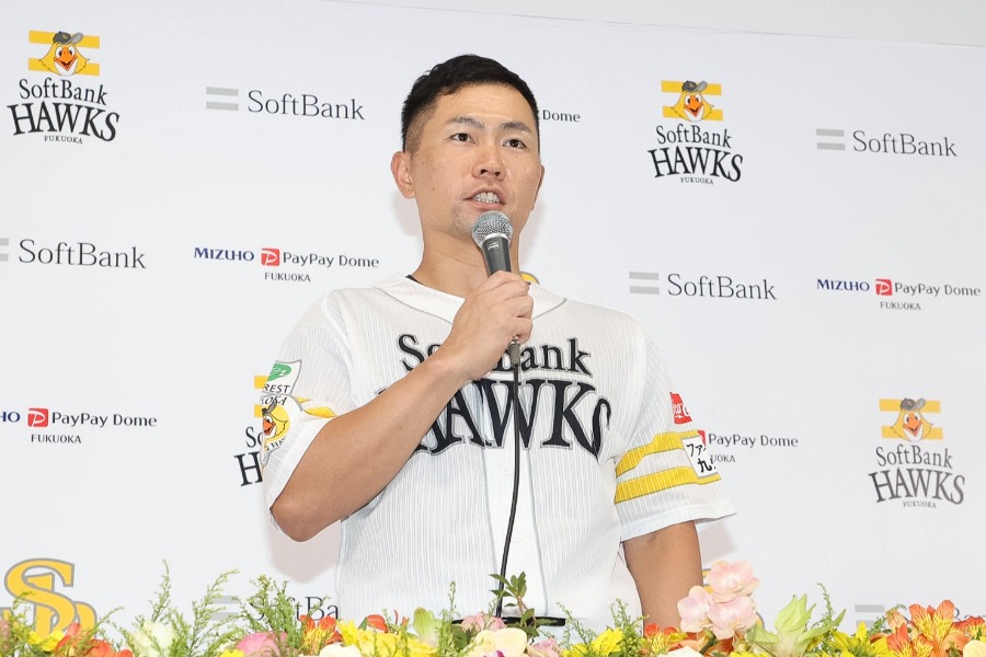 引退会見に臨んだソフトバンク・中村晃【写真：栗木一考】