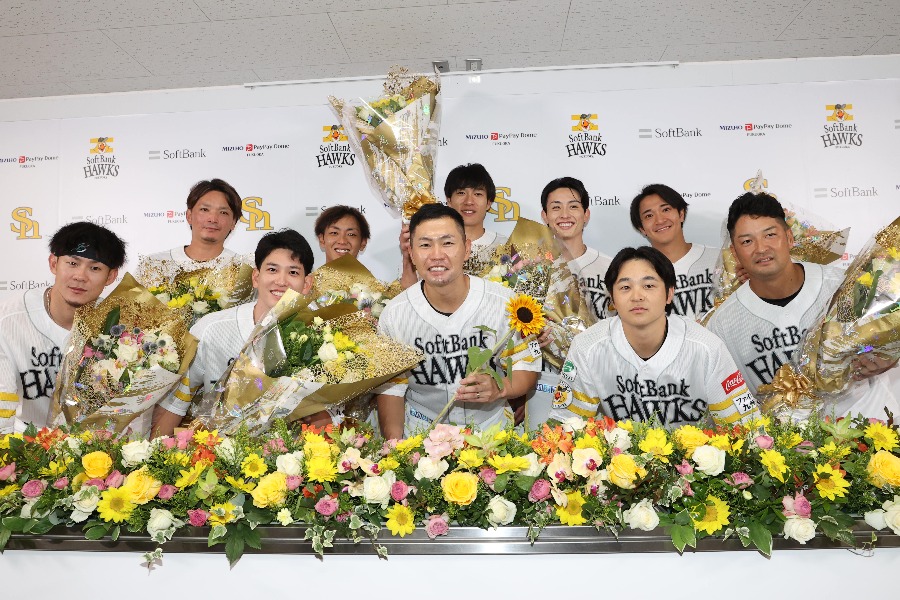引退会見に臨んだソフトバンク・中村晃とホークスナイン【写真:栗木一考】
