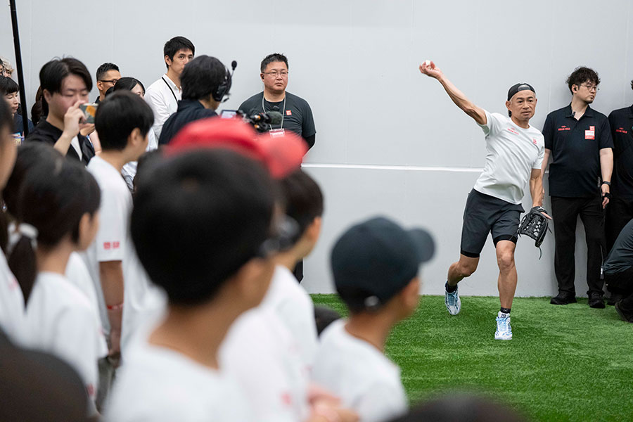 投げ方を実演するイチロー氏【写真:藤岡雅樹】
