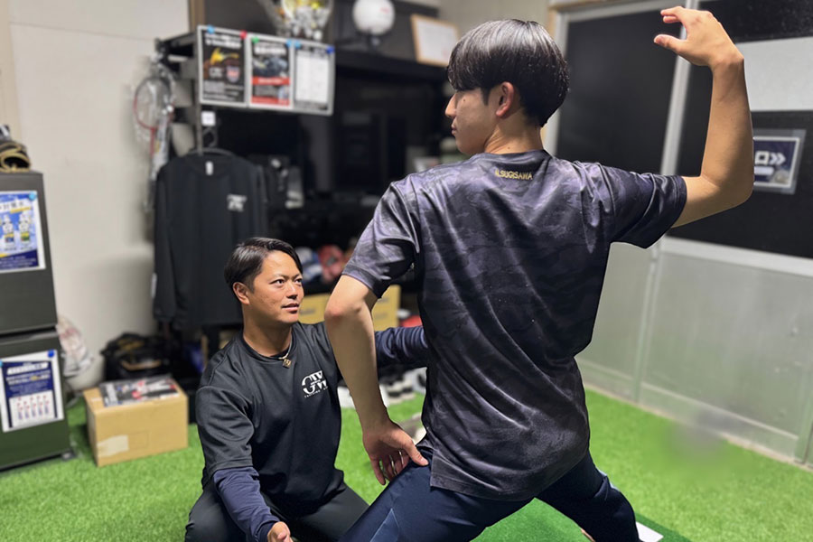 2月にオープンしたジムで投球指導をする様子【写真:本人提供】