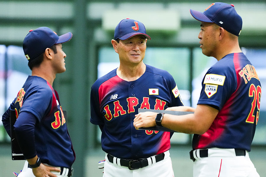 U-12代表・野下卓泰コーチ(左)と塚本幸治両コーチ【写真:黒澤崇】
