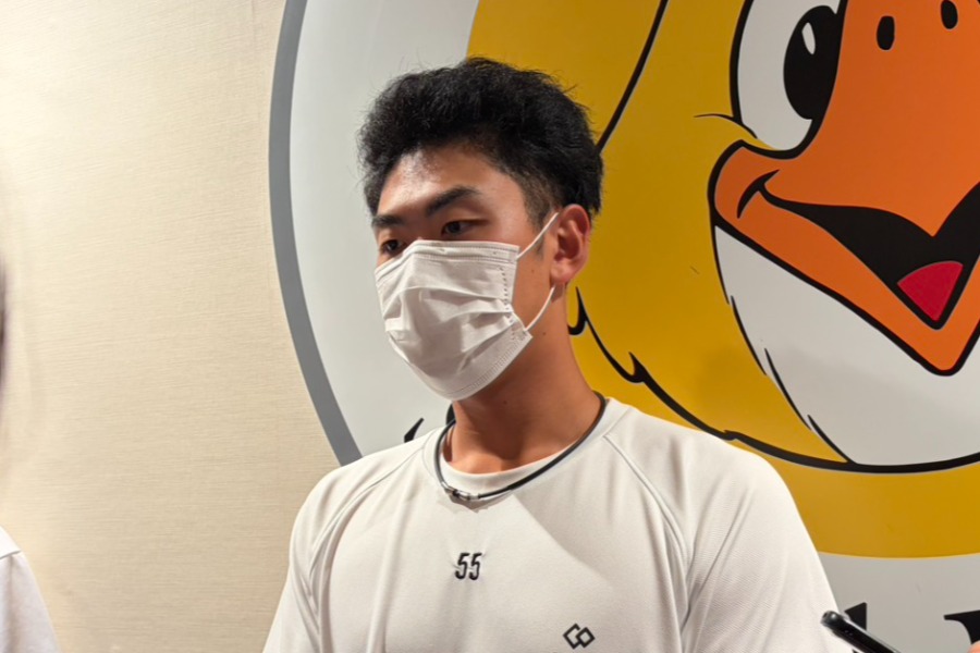 取材に応じるソフトバンク・石塚綜一郎【写真：竹村岳】