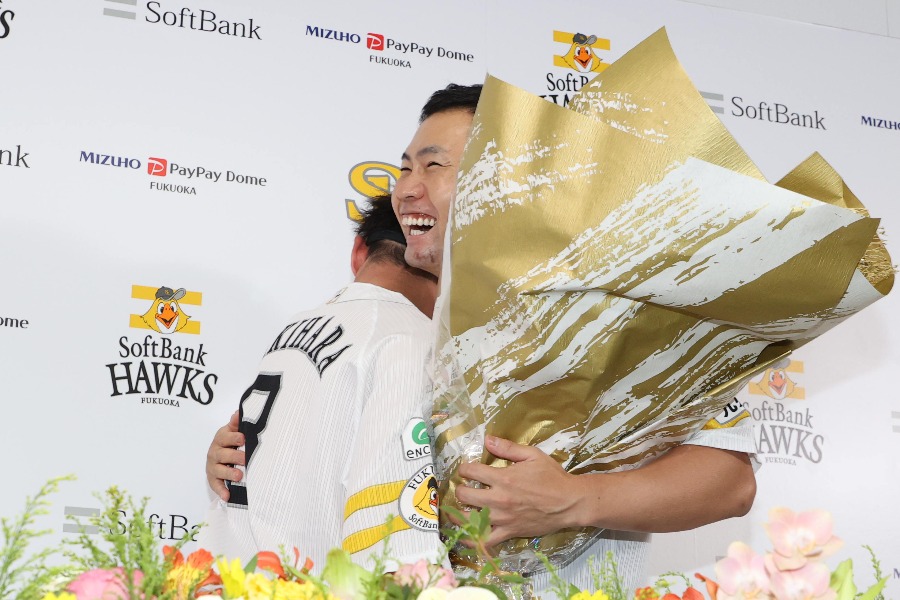 引退会見に臨んだソフトバンク・中村晃【写真:栗木一考】