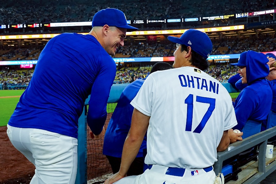 ドジャースのエンリケ・ヘルナンデス(左)と大谷翔平【写真:荒川祐史】