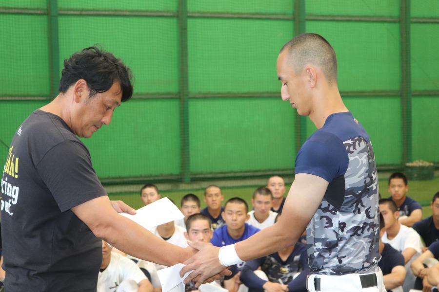 原俊介監督（左）から背番号を受け取る主将の安嶋浬久【写真：大利実】