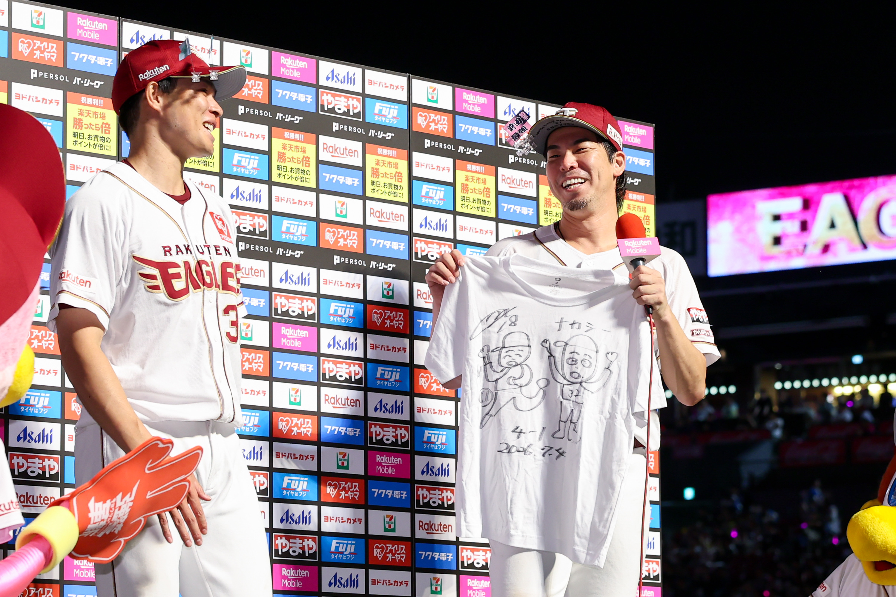 今季2勝目のお立ち台でイラストを披露する楽天・前田健太【写真：加治屋友輝】