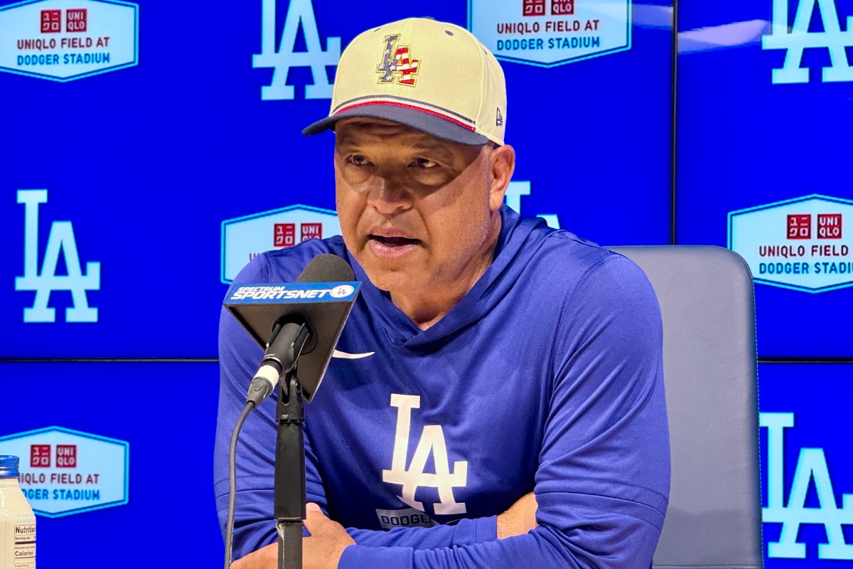 試合前、取材に応じるドジャースのデーブ・ロバーツ監督【写真：小谷真弥】