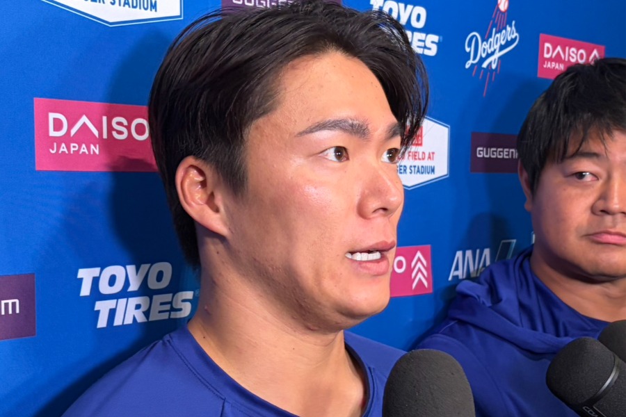 試合後、取材に応じるドジャース・山本由伸【写真：真柴健】