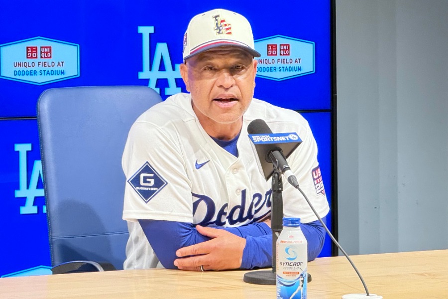 試合後、取材に応じるドジャースのデーブ・ロバーツ監督【写真：小谷真弥】