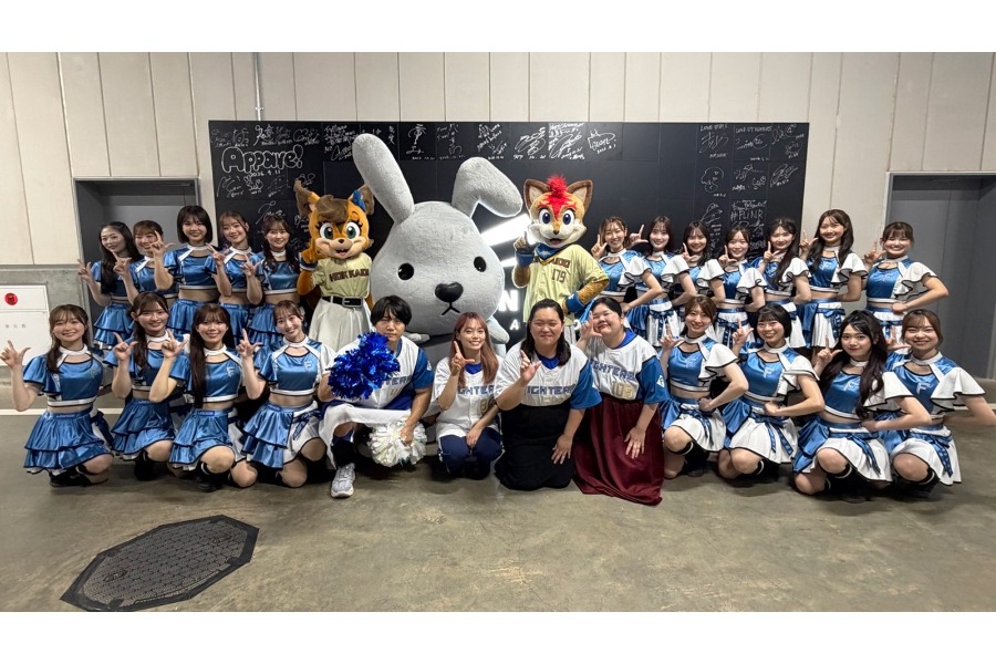 エスコンフィールドに来場した「ぼる塾」の3人（前列中央）、青木マッチョさん（左から5人目）、ラッピー（後列中央）【写真提供：(C)PLM】　