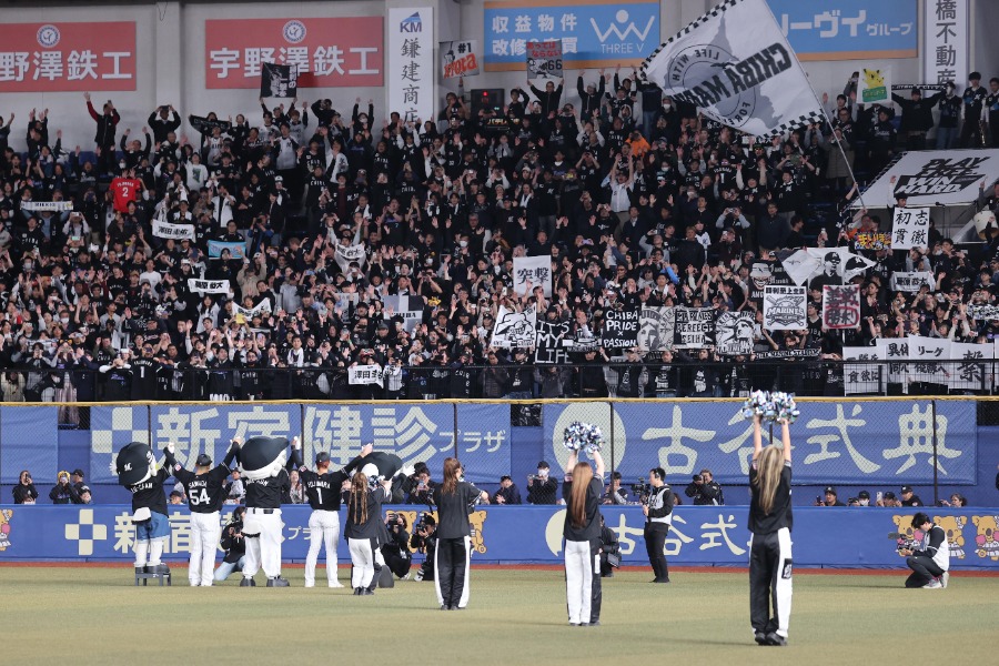 毎試合、熱い声援を送るロッテファン【写真：栗木一考】