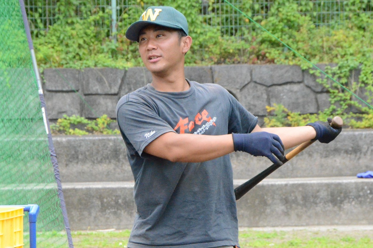 選手にノックを打つわせがく夢育・土士田涼生監督【写真：河野正】