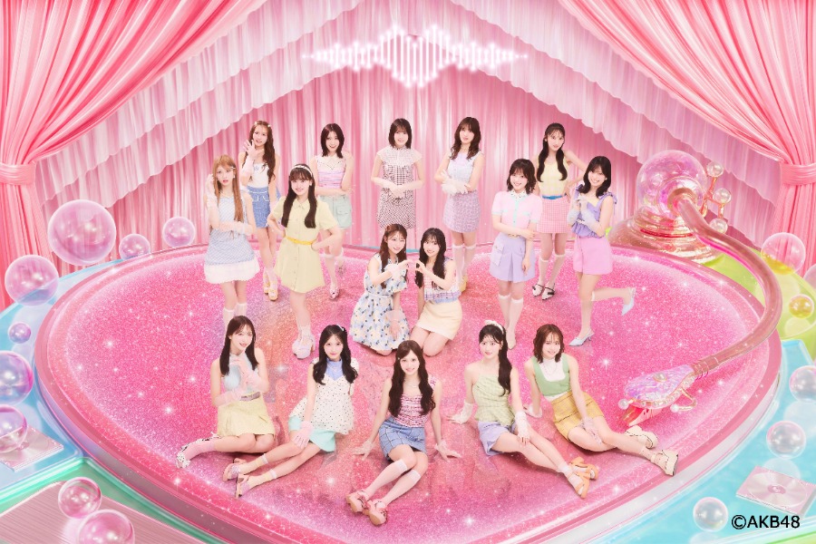 8月9日にZOZOマリンスタジアムに来場するAKB48【写真：球団提供】