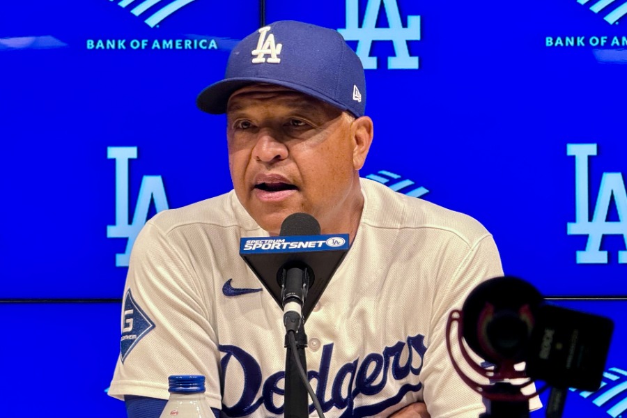 試合後の会見に応じたドジャースのデーブ・ロバーツ監督【写真：小谷真弥】