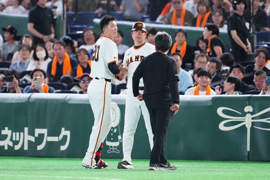 走塁中のアクシデントで顔をしかめる巨人・戸郷翔征【写真：イワモトアキト】