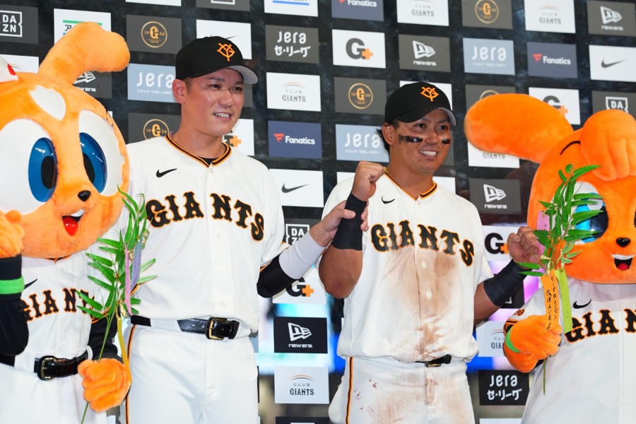 お立ち台に上がった巨人・坂本勇人（左）と知念大成【写真：イワモトアキト】