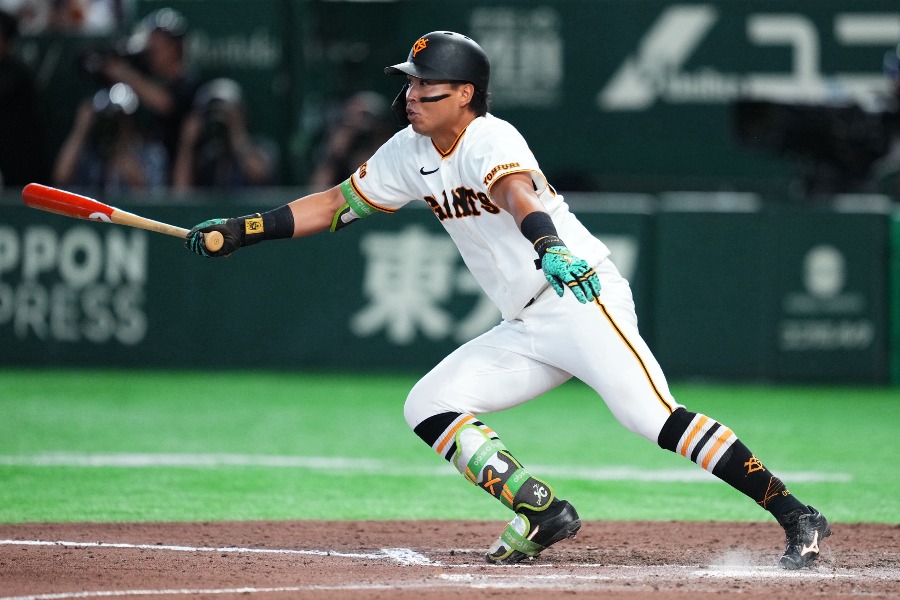 阪神戦の7回にプロ初安打を放った巨人・知念大成【写真：イワモトアキト】