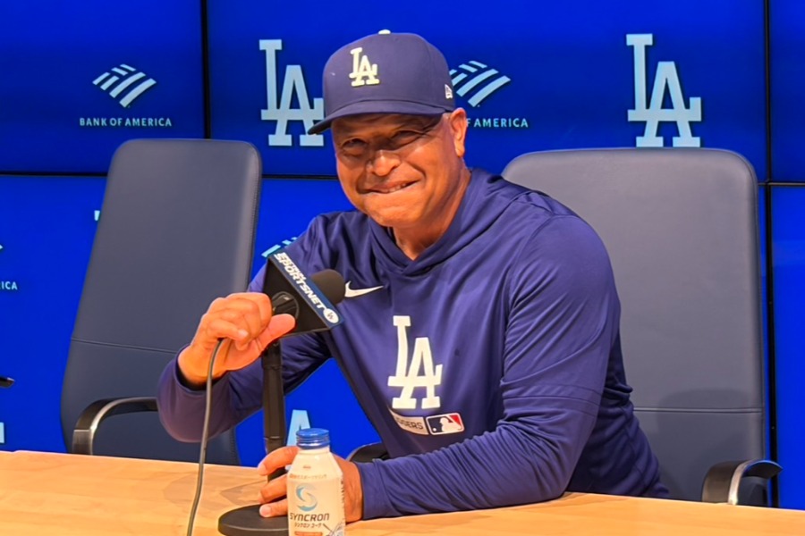 試合前の会見に臨んだドジャースのデーブ・ロバーツ監督【写真:真柴健】