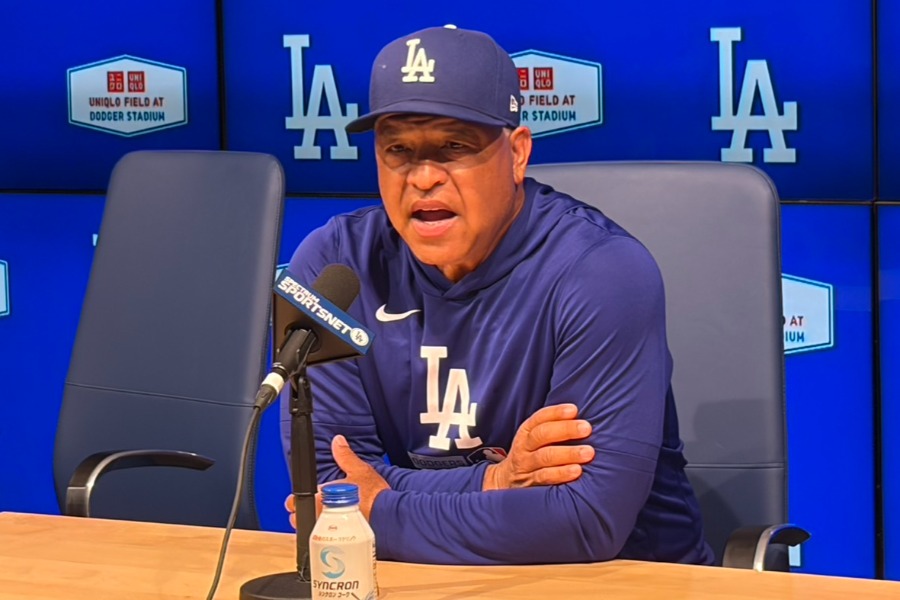 試合前の会見に臨んだドジャースのデーブ・ロバーツ監督【写真：真柴健】