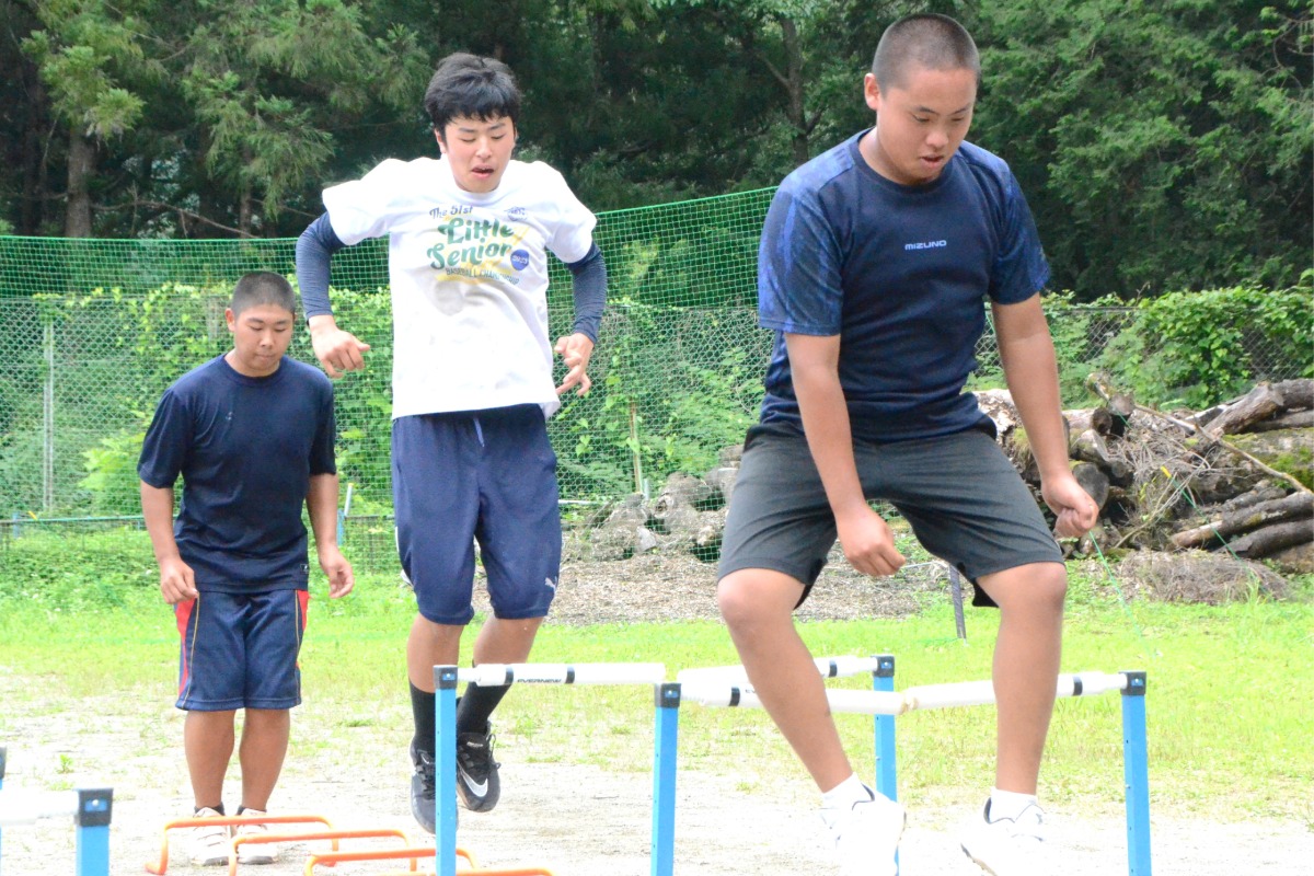 ハードルを使った独特な練習【写真：河野正】